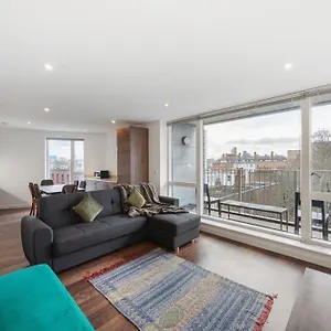 Modern & Spacious 3 Bed With Free Parking & Lift In Shoreditch, Next To Station London
